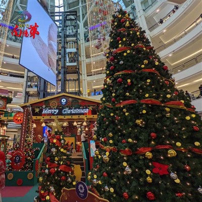 ต้นคริสต์มาสหอคอยยักษ์